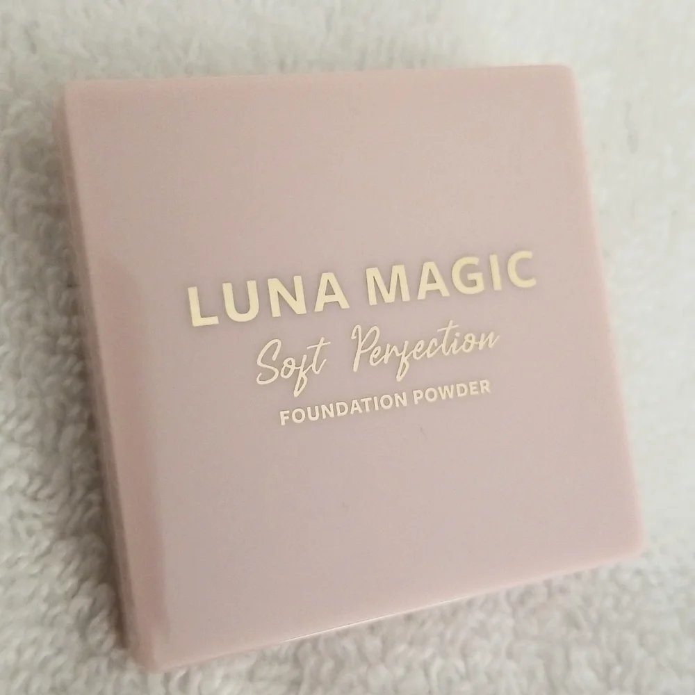 4/25 bundle item. Luna Magic Soft Perfection Foundation Powder In Light